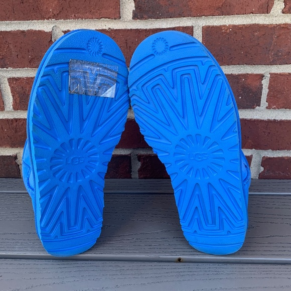 UGG Classic Mini Shearling Lined Boots - Picture 6 of 11